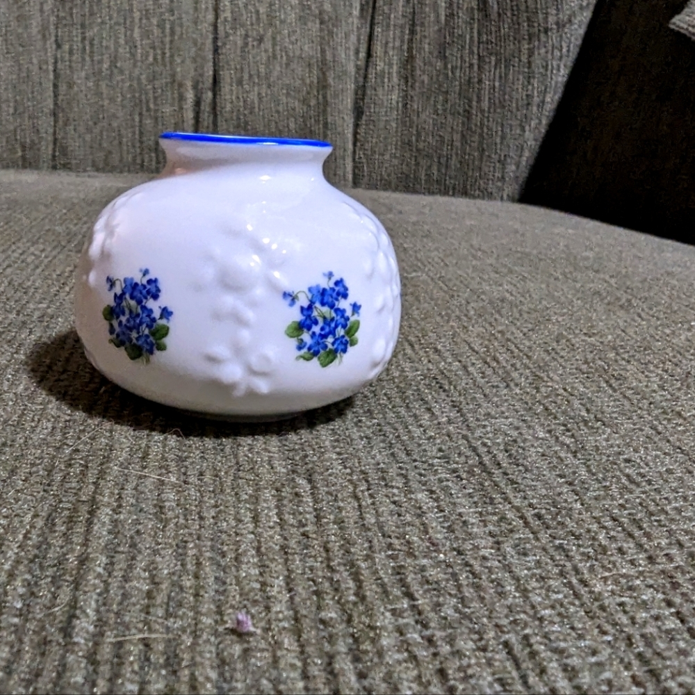 - Vintage Reutter Porzellan Germany dollhouse miniature. Vase. Rotund.